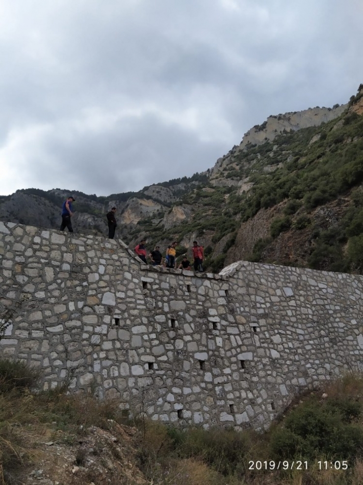 Kayalıklardan Düşen Şahsı İtfaiye Ekipleri Kurtardı