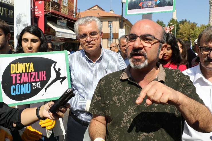 Dünya Temizlik Günü’nde Caddeleri Karış Karış Temizlediler