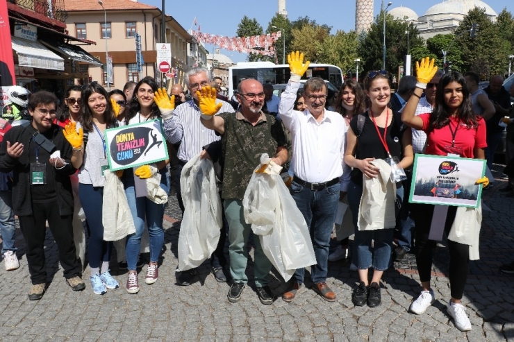 Dünya Temizlik Günü’nde Caddeleri Karış Karış Temizlediler