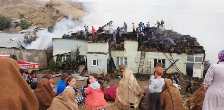 Köyde Çıkan Yangında 3 Ev Ve 2 Ahır Kullanılamaz Hale Geldi
