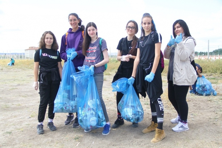 Dünyanın Çöpü İnsanların ’Ellerinde’