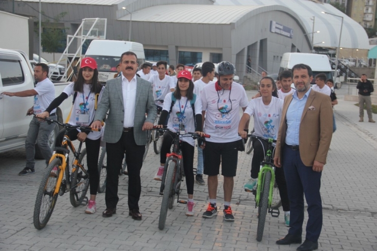 Hakkari’de Uluslararası Dağ Bisikleti Yarışması Startı Verildi
