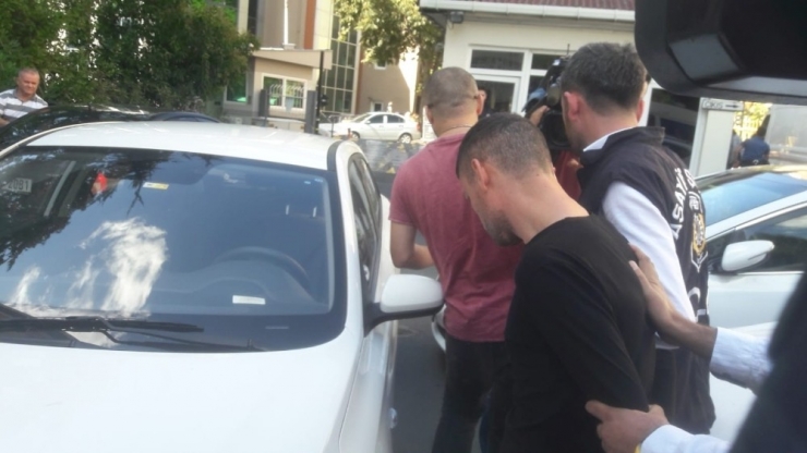 Arnavutköy’de Ailesini Vahşice Katleden Şahıs Adliyeye Sevk Edildi