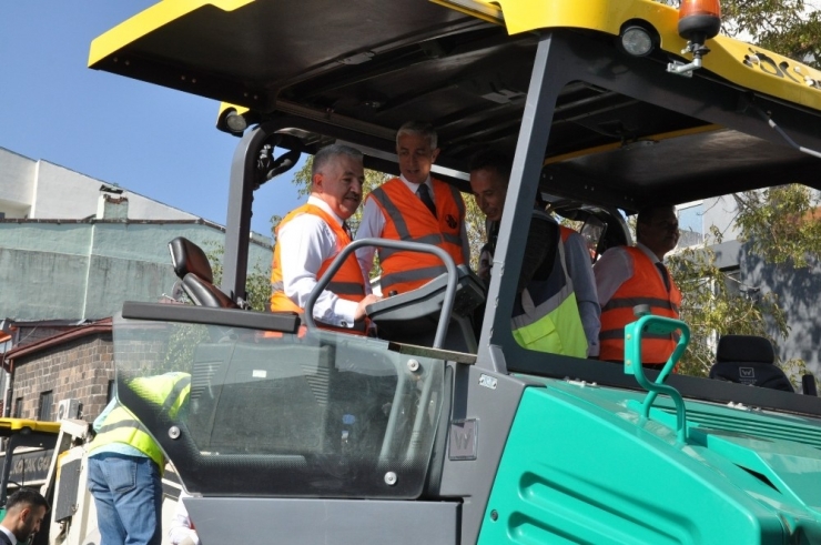 Kars’ta Karayolları Yolları Yapıyor, Belediye Bakıyor