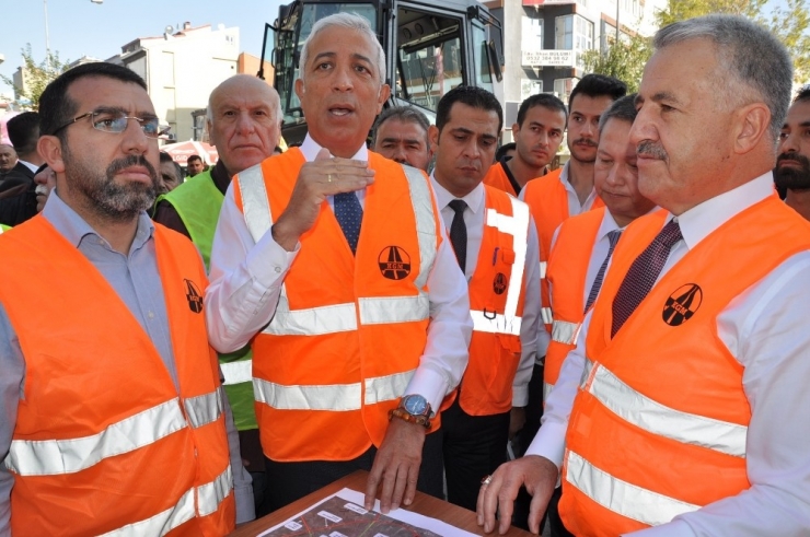 Kars’ta Karayolları Yolları Yapıyor, Belediye Bakıyor