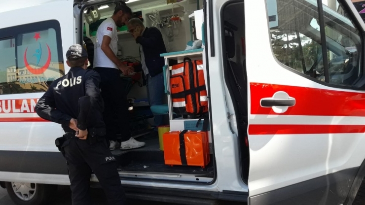 Kars’ta Bir Kişi Sokak Ortasında Bıçaklandı