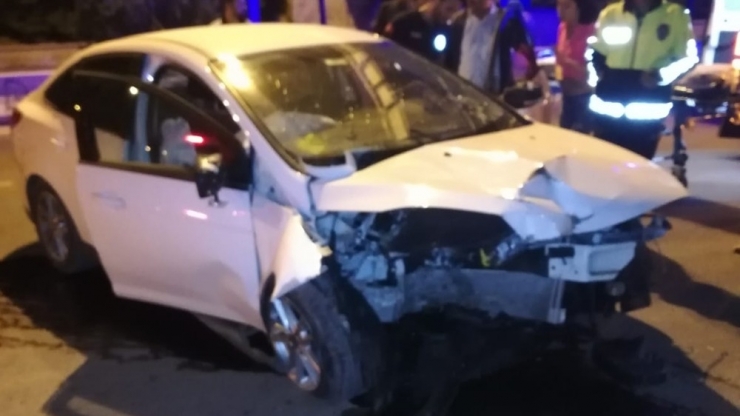 Üst Geçit Direğine Çarpan Otomobilin Sürücüsü Ağır Yaralandı