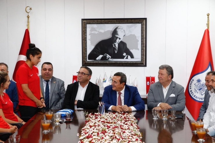 Konak Belediyespor Kadın Futbol Takımı Hedef Yükseltti