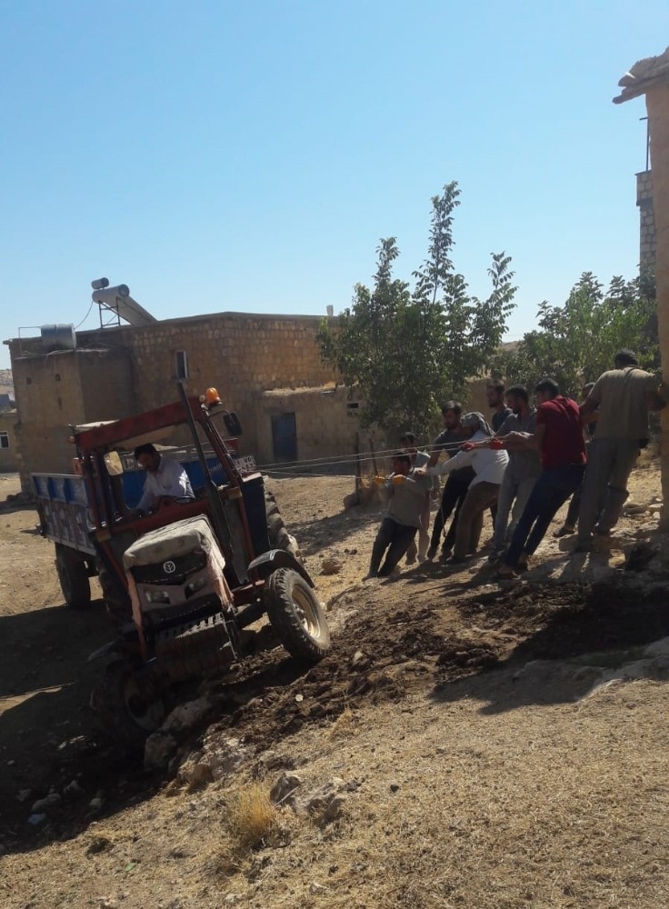 Devrilmek Üzere Olan Traktörü Halatla Kurtardılar