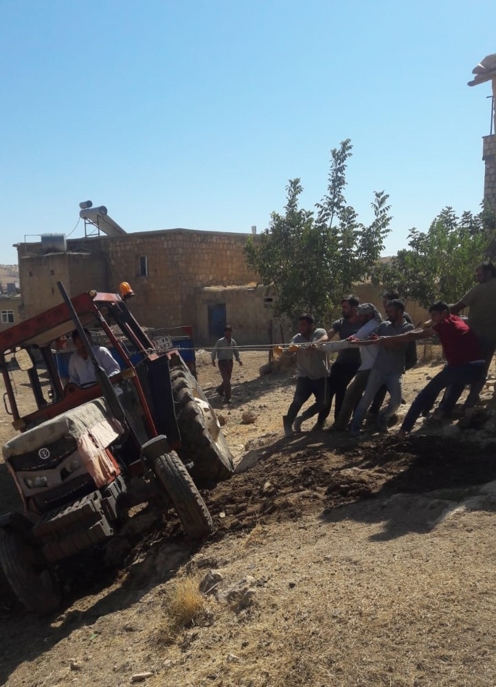 Devrilmek Üzere Olan Traktörü Halatla Kurtardılar
