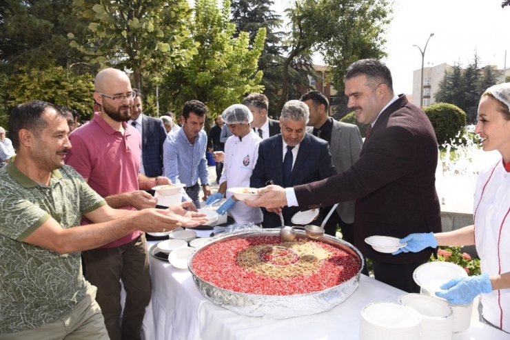 Rektör Çomaklı, Üniversite Personeli Ve Öğrencilere Aşure Dağıttı