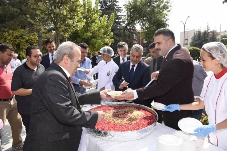 Rektör Çomaklı, Üniversite Personeli Ve Öğrencilere Aşure Dağıttı