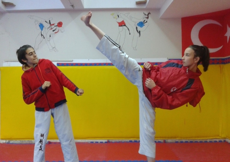 Teakwando Şampiyonasında Türkiye’yi Temsil Edecekler