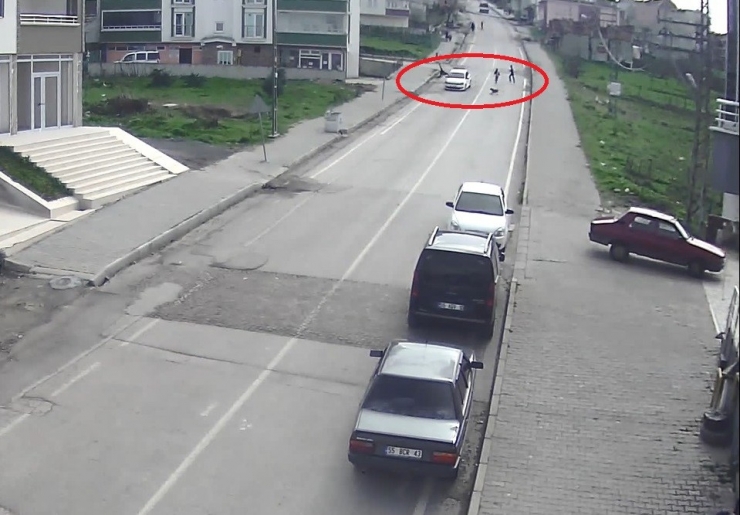 Köpeğin Kovaladığı Küçük Çocuğu Otomobil Kaldırıma Savurdu