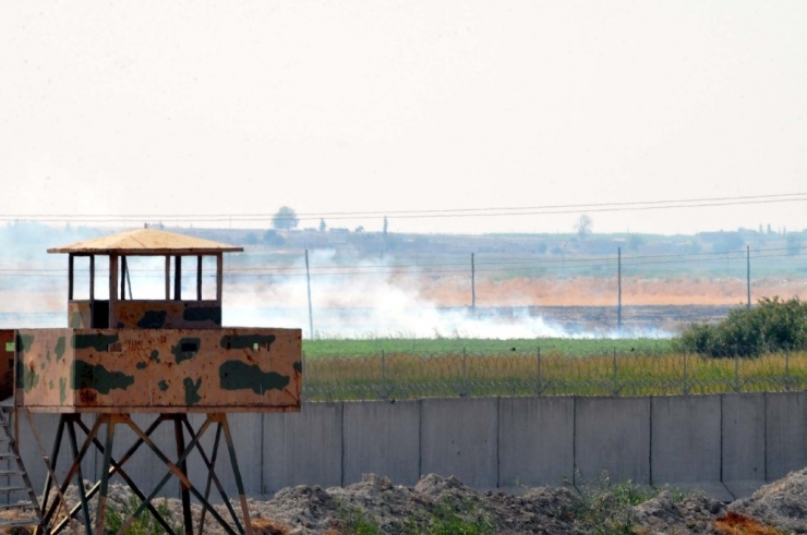 Teröristler Sınır Boyunu Ateşe Verdi