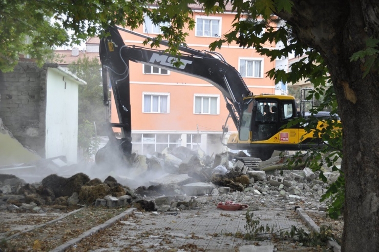 Söğüt’te Yeni Projeler İçin Yıkım Çalışmaları Başladı