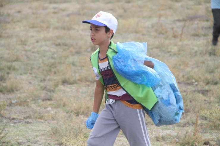 Dünyanın Çöpü İnsanların ’Ellerinde’