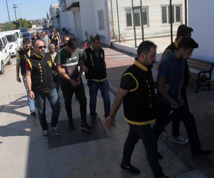 Taciz Bahanesiyle İş Yerlerine Saldırıp Yağmalayan 20 Zanlı Adliyeye Sevk Edildi