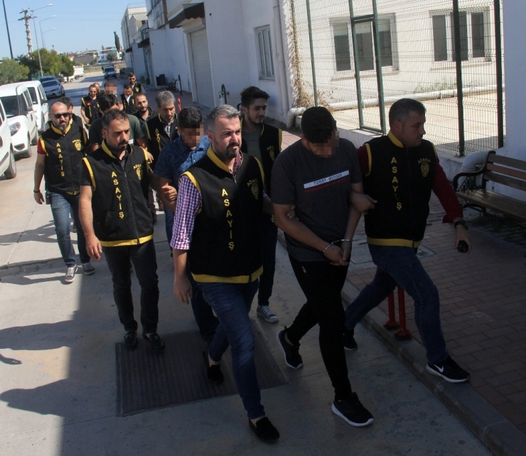 Taciz Bahanesiyle İş Yerlerine Saldırıp Yağmalayan 20 Zanlı Adliyeye Sevk Edildi