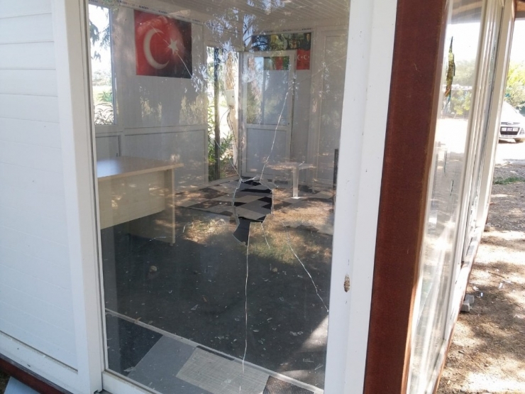 Balıkçılar Kooperatifinin Camlarını Kırdılar