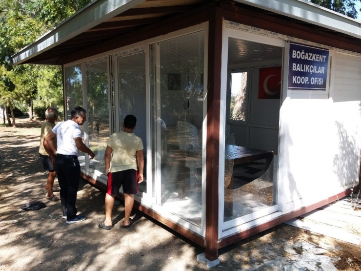 Balıkçılar Kooperatifinin Camlarını Kırdılar