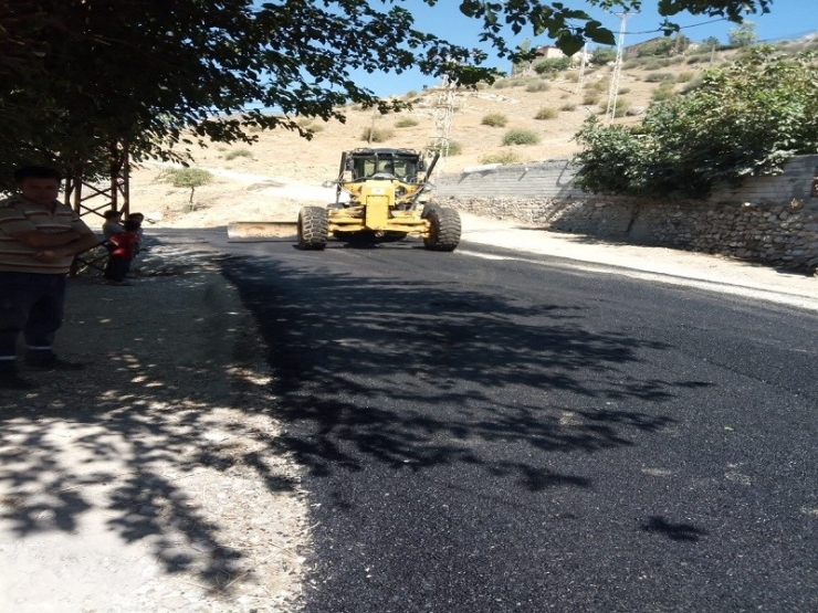 Sason’da Köy Yolları Asfaltlanıyor