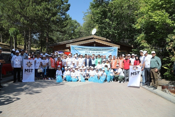 Battalgazi’de 169 Ülke İle Birlikte Aynı Zamanda Çevre Temizliği Yapıldı