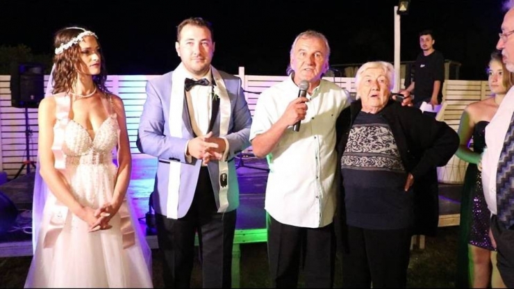 Adaş Dedesinin Yüzüğü İle Dünya Evine Girdi