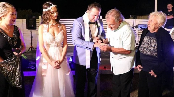 Adaş Dedesinin Yüzüğü İle Dünya Evine Girdi