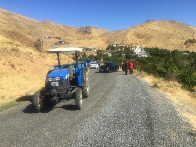 Otomobil, Traktöre Çarptı: 5 Yaralı