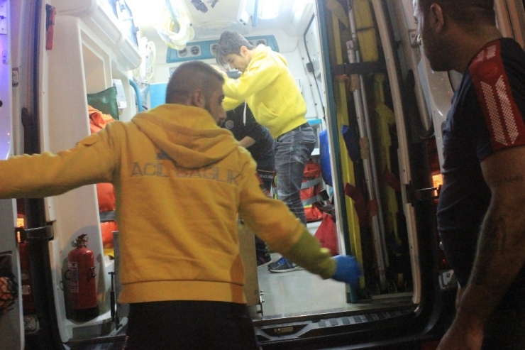 Fatih’te İki Grup Arasında Çıkan Bıçaklı Kavgada 1’i Ağır 3 Yaralı