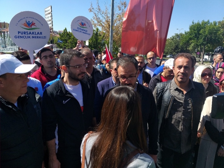 Bakan Kasapoğlu Gençlerle Beraber Yürüdü