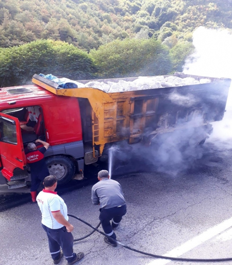 Sinop’ta Taş Yüklü Kamyon Alev Aldı