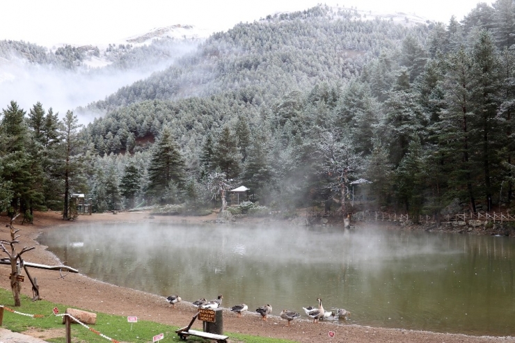 Limni Gölü’ne Mevsimin İlk Karı Yağdı