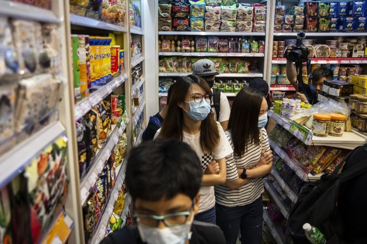 Hong Kong’da Göstericiler Avm’yi Bastı