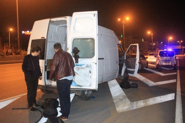 Kaçak Göçmenler Polisi Görünce Otoyolda Dağılıp Kaçtılar