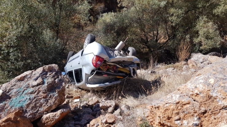 Kontrolden Çıkan Otomobil Dere Yatağına Uçtu: 5 Yaralı