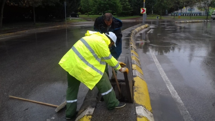 Kocaeli’de Aşırı Yağışlara Karşı Mazgallar Temizleniyor