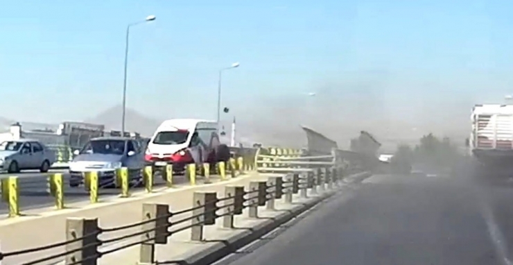 Seyir Halindeki Kamyonun Tekerleği Araçların Üzerine Fırladı