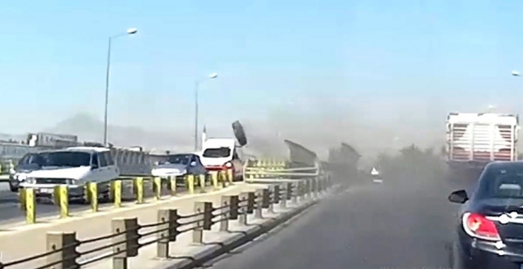 Seyir Halindeki Kamyonun Tekerleği Araçların Üzerine Fırladı