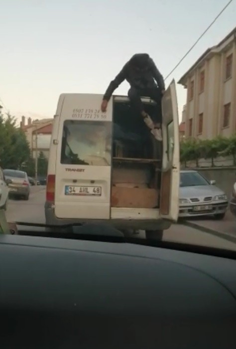 Eşya Taşınan Kamyonetin Üzerinde Tehlikeli Yolculuk