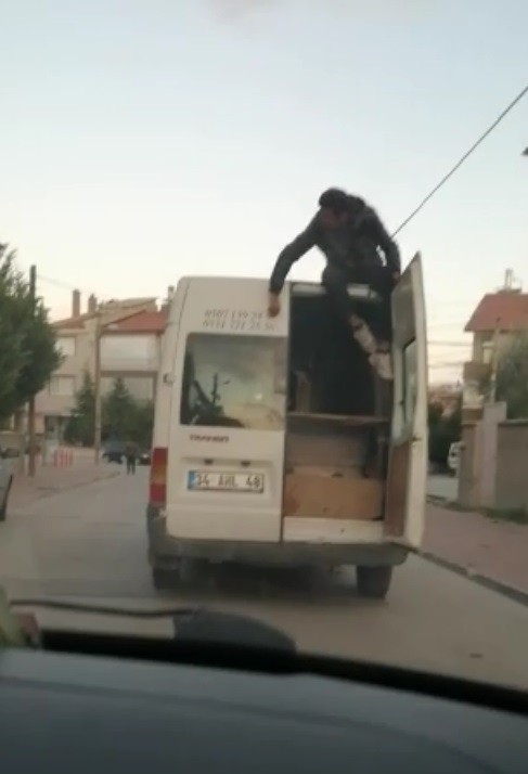 Eşya Taşınan Kamyonetin Üzerinde Tehlikeli Yolculuk