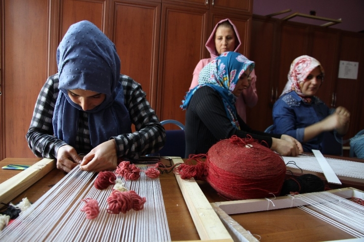 Kadınlar Kilim Dokuma Atölyelerini Ayakta Tutuyor