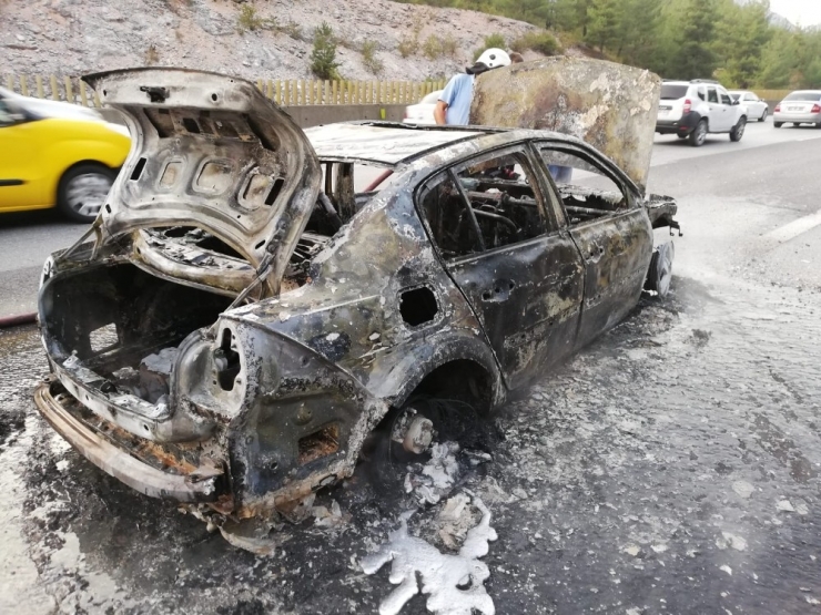 Bir Saat Önce Aldığı Otomobili Yolda Yandı