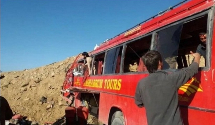 Pakistan’da Yolcu Otobüsü Kaza Yaptı: 26 Ölü, 15 Yaralı