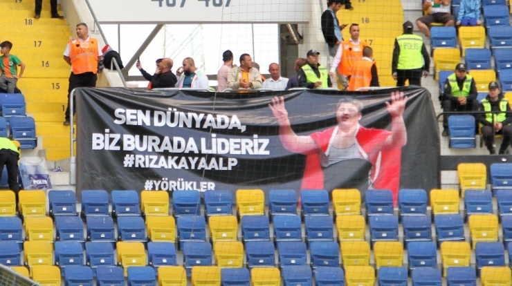 Aytemiz Alanyaspor Taraftarından Rıza Kayaalp’e Pankartlı Tebrik