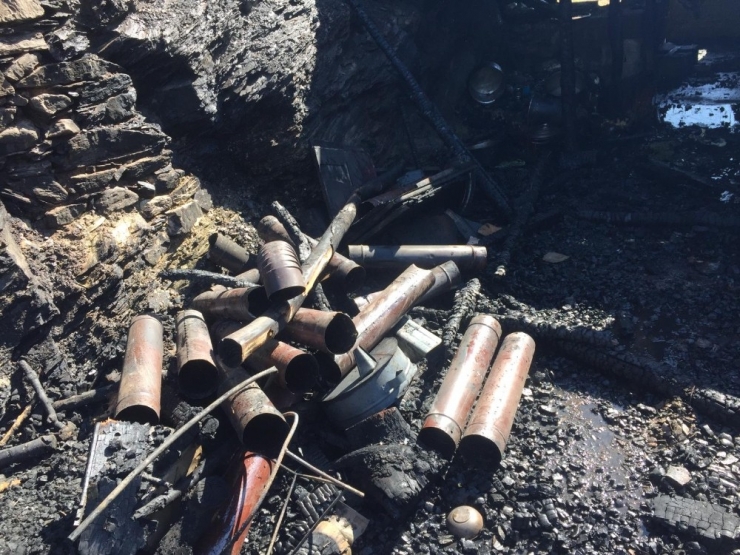 Bahçesaray’da Çatı Yangını Korkuttu