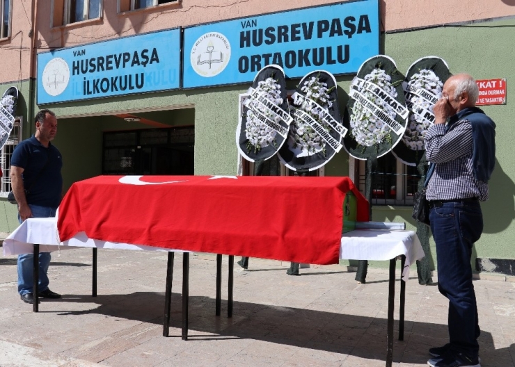 Emekli Öğretmen Fikret Ersezer Son Yolculuğuna Uğurlandı