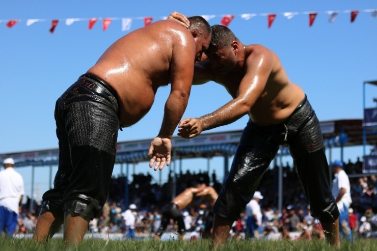 Manisa’da 4. Kez Düzenlenen Yuntdağı Yağlı Pehlivan Güreşleri Başladı
