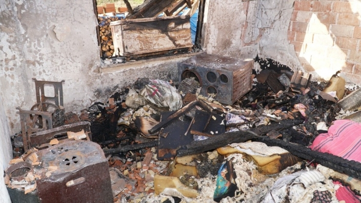 Mustafakemalpaşa’da Çıkan Yangında Ev Küle Döndü